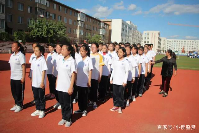 中專的風(fēng)吹到了211大學(xué)，研究生曬學(xué)生證慶祝，評論區(qū)卻一股酸味