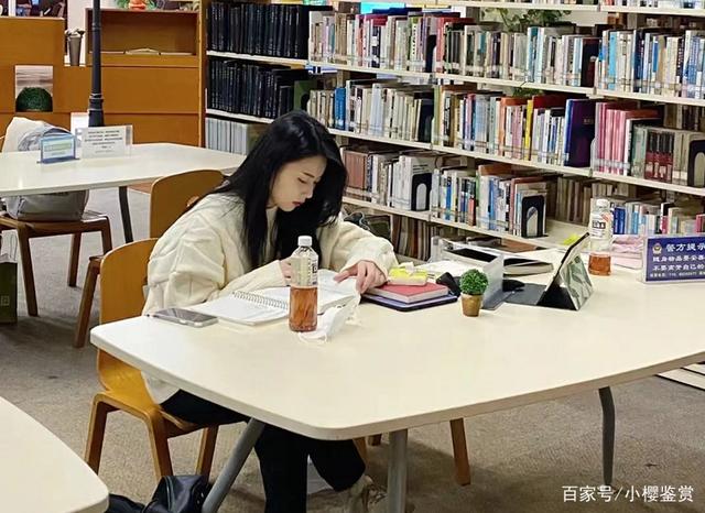 中專的風(fēng)吹到了211大學(xué)，研究生曬學(xué)生證慶祝，評論區(qū)卻一股酸味