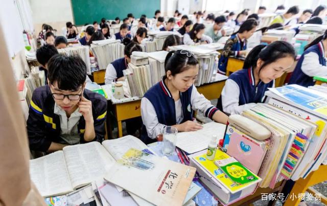 中專的風(fēng)吹到了211大學(xué)，研究生曬學(xué)生證慶祝，評論區(qū)卻一股酸味